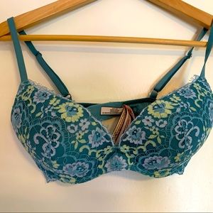 Victoria secrets lace bra. 32DD